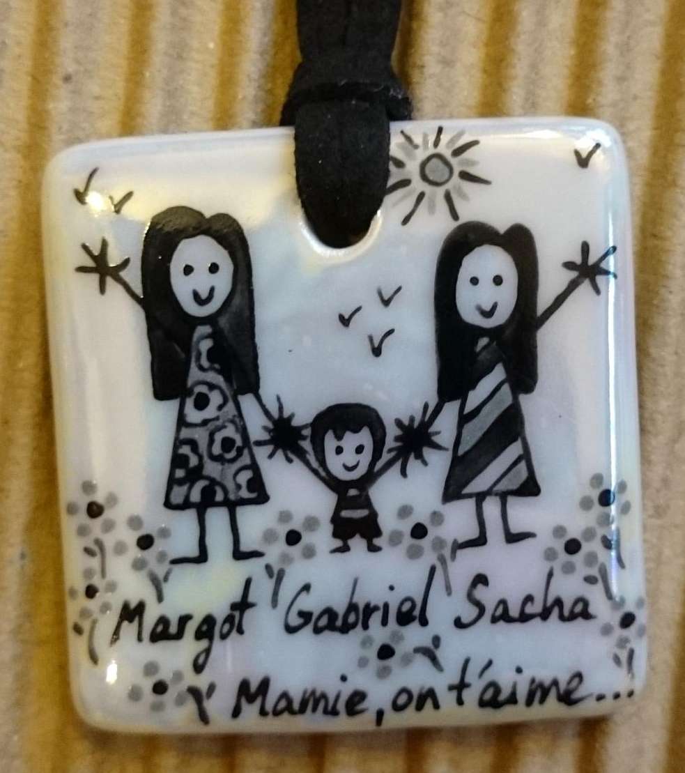 Pendentif carré en porcelaine personnalisé dans un style naïf pour une mamie.